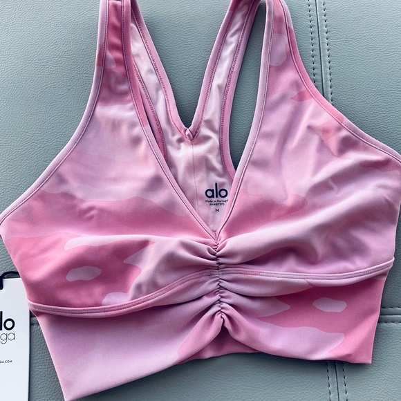 NWT!
Alo Yoga 
Wild Thing Bra 
Pink Camouflage 
Size Medium - Picture 8 of 13